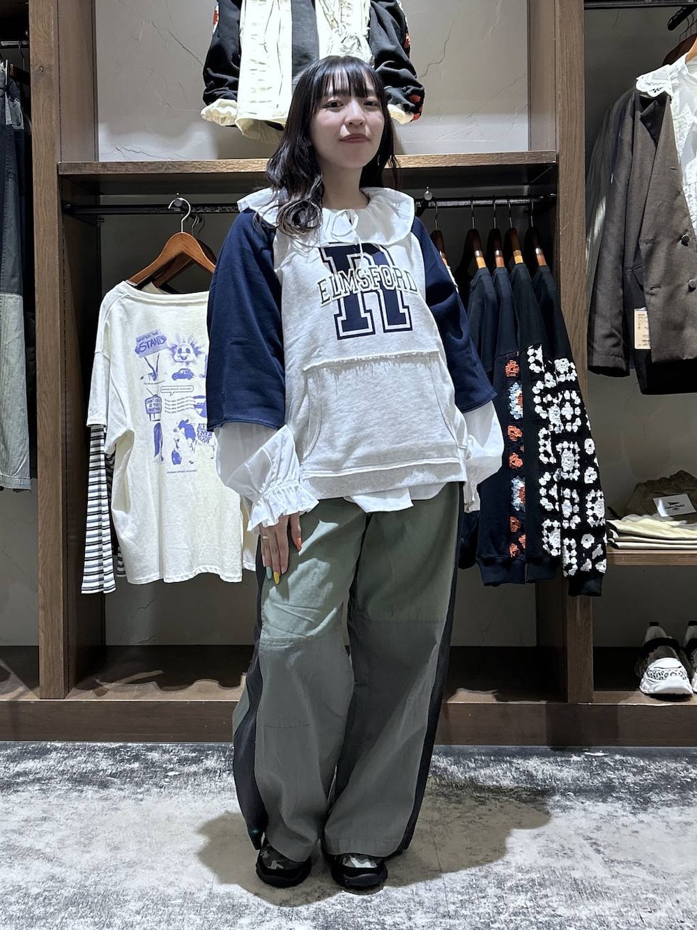 ホワイト系のシャツ/ブラウス、グリーン系のバレエシューズ、ベージュ系のTシャツ/カットソーを着用したレディースの春コーディネートの1枚目の写真