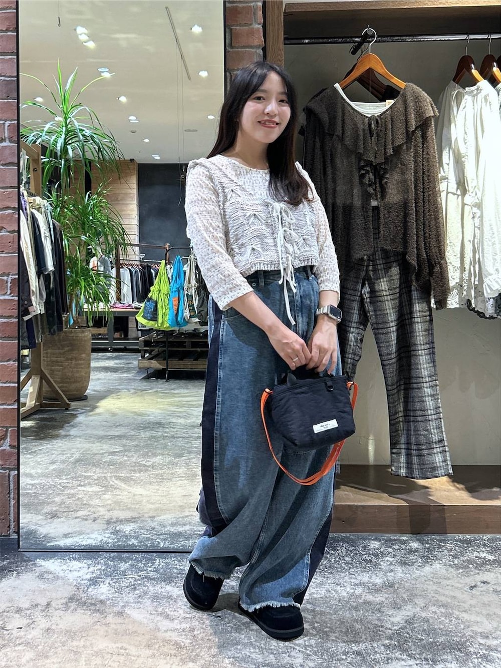 ホワイト系のTシャツ/カットソー、ホワイト系のベスト、ブラック系のトートバッグを着用したレディースの秋コーディネートの1枚目の写真