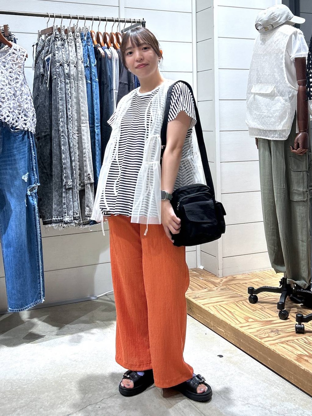 「低身長、カジュアル、体型カバー、休日コーデ、デート/ロマンティック、楽ちんコーデ、女子会、ゆったり、niko and ...、Tシャツ、ベスト、ウエストゴム、パンツ、サンダル、ショルダーバッグ」｜「niko and...のオリジナルWベルトサンダル（サンダル、ブラック系）」を使った、h0peeekoさん（レディース・152cm）の夏コーディネートの1枚目の写真