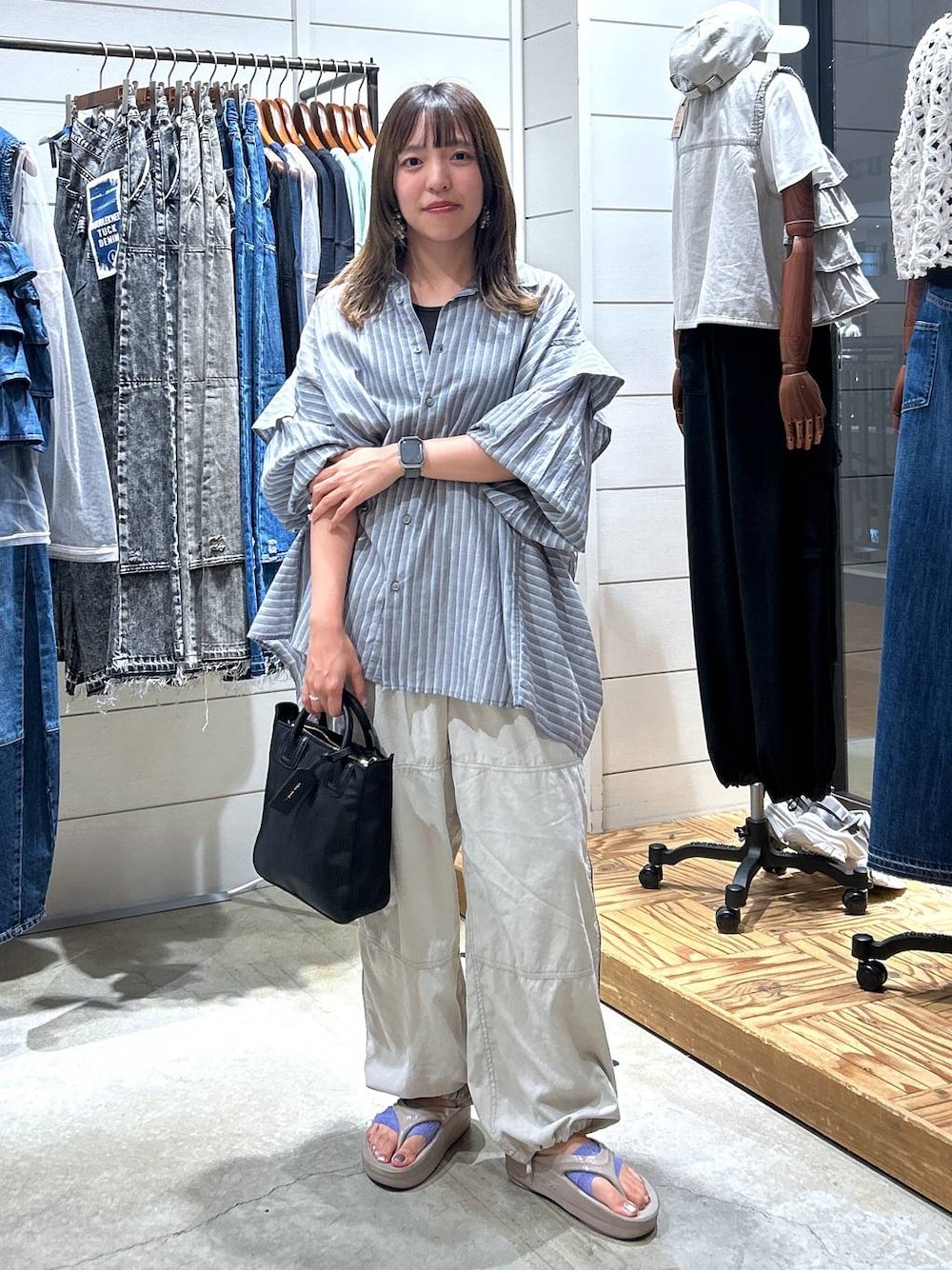 「低身長、カジュアル、体型カバー、休日コーデ、デート/ロマンティック、楽ちんコーデ、女子会、ゆったり、niko and ...、夏コーデ、秋コーデ、シャツ、パンツ、ハンドバッグ、きれいめ」｜「niko and...のプレミアムローンワイドシャツ（シャツ/ブラウス、グレー系）」を使った、h0peeekoさん（レディース・152cm）の夏コーディネートの1枚目の写真
