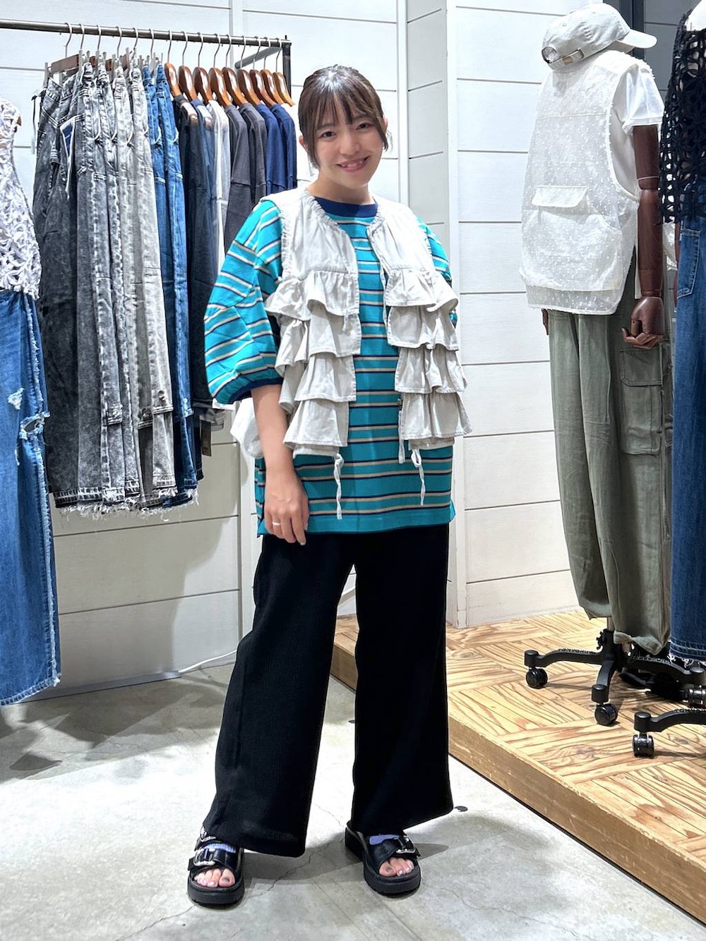 「楽ちんコーデ、女子会、ゆったり、niko and ...、Tシャツ、着痩せ・細見え、女子旅、夏コーデ、低身長、カジュアル、体型カバー、休日コーデ、デート/ロマンティック、ベスト、ウエストゴム」｜「niko and...のオリジナルWベルトサンダル（サンダル、ブラック系）」を使った、h0peeekoさん（レディース・152cm）の夏コーディネートの1枚目の写真
