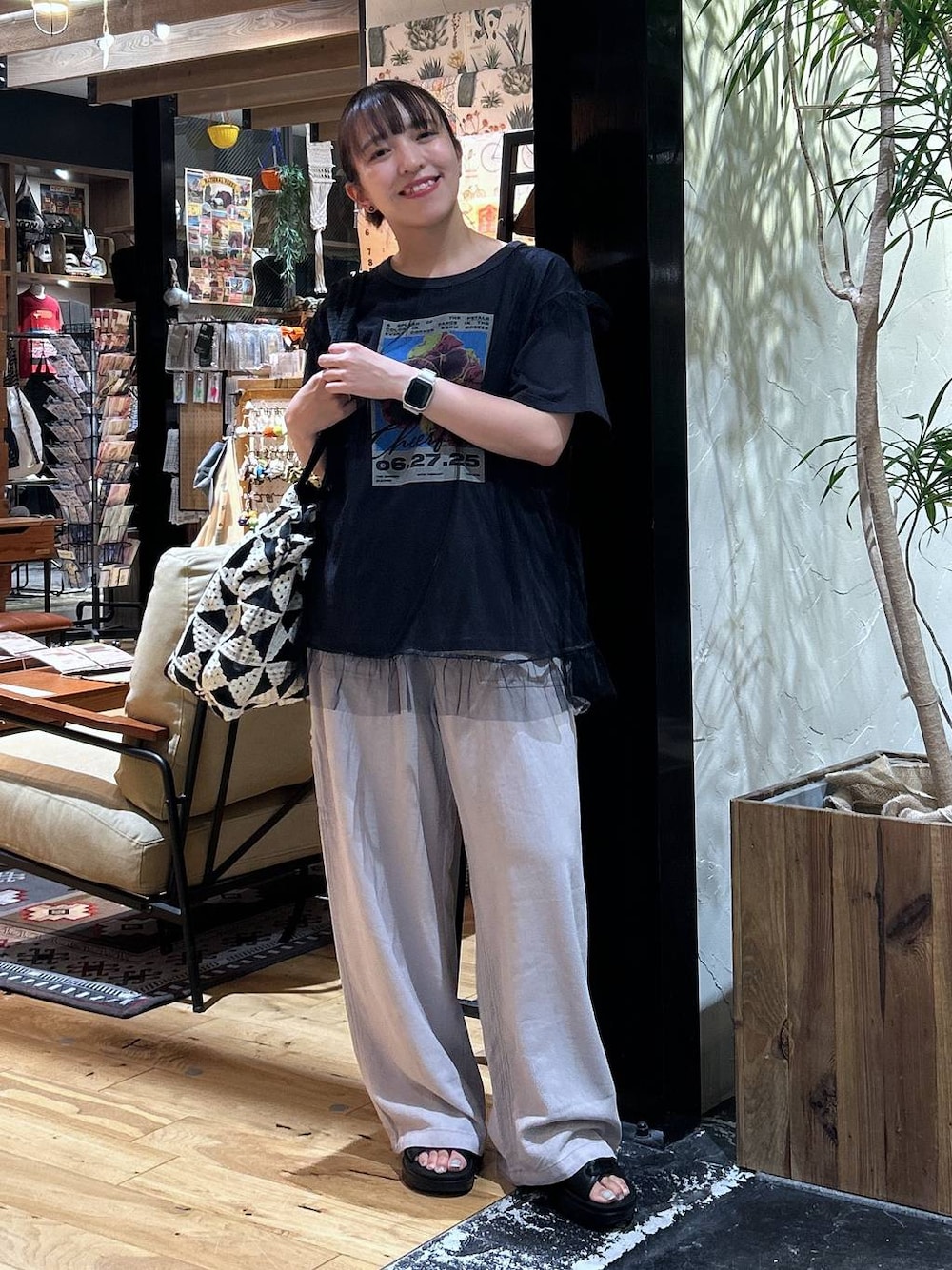 「低身長、カジュアル、体型カバー、休日コーデ、デート/ロマンティック、楽ちんコーデ、春コーデ、女子会、ゆったり、niko and ...、夏コーデ、テーマパーク、Tシャツ、レイヤードスタイル、ウエストゴム」｜「niko and...のオリジナルWレースアップサンダル（サンダル、ブラック系）」を使った、h0peeekoさん（レディース・151cm）の夏コーディネートの1枚目の写真