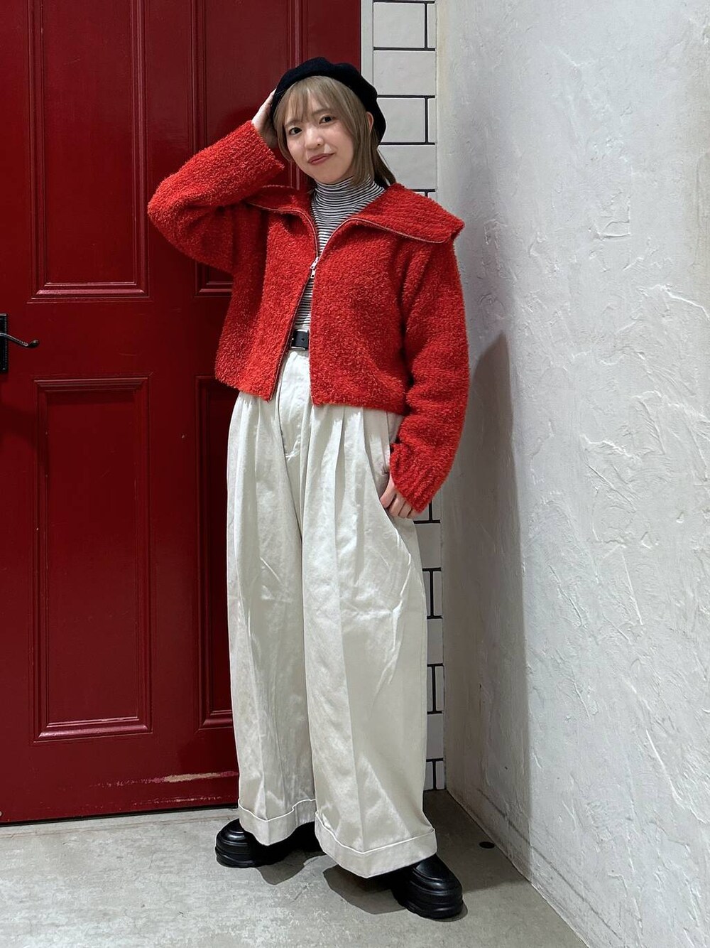 ブラック系のローファー、ベージュ系のその他パンツ、ベージュ系のその他トップスを着用したレディースの冬コーディネートの1枚目の写真