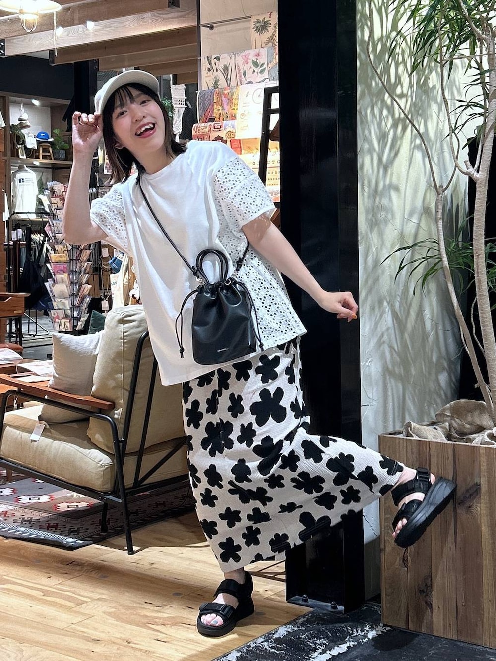 「低身長、カジュアル、体型カバー、休日コーデ、デート/ロマンティック、楽ちんコーデ、春コーデ、女子会、ゆったり、niko and ...、夏コーデ、骨格ウェーブ、Tシャツ、ウエストゴム、スカート」｜「niko and...のオリジナルテープベルトスポーツサンダル（サンダル、ブラック系）」を使った、h0peeekoさん（レディース・151cm）の春コーディネートの1枚目の写真