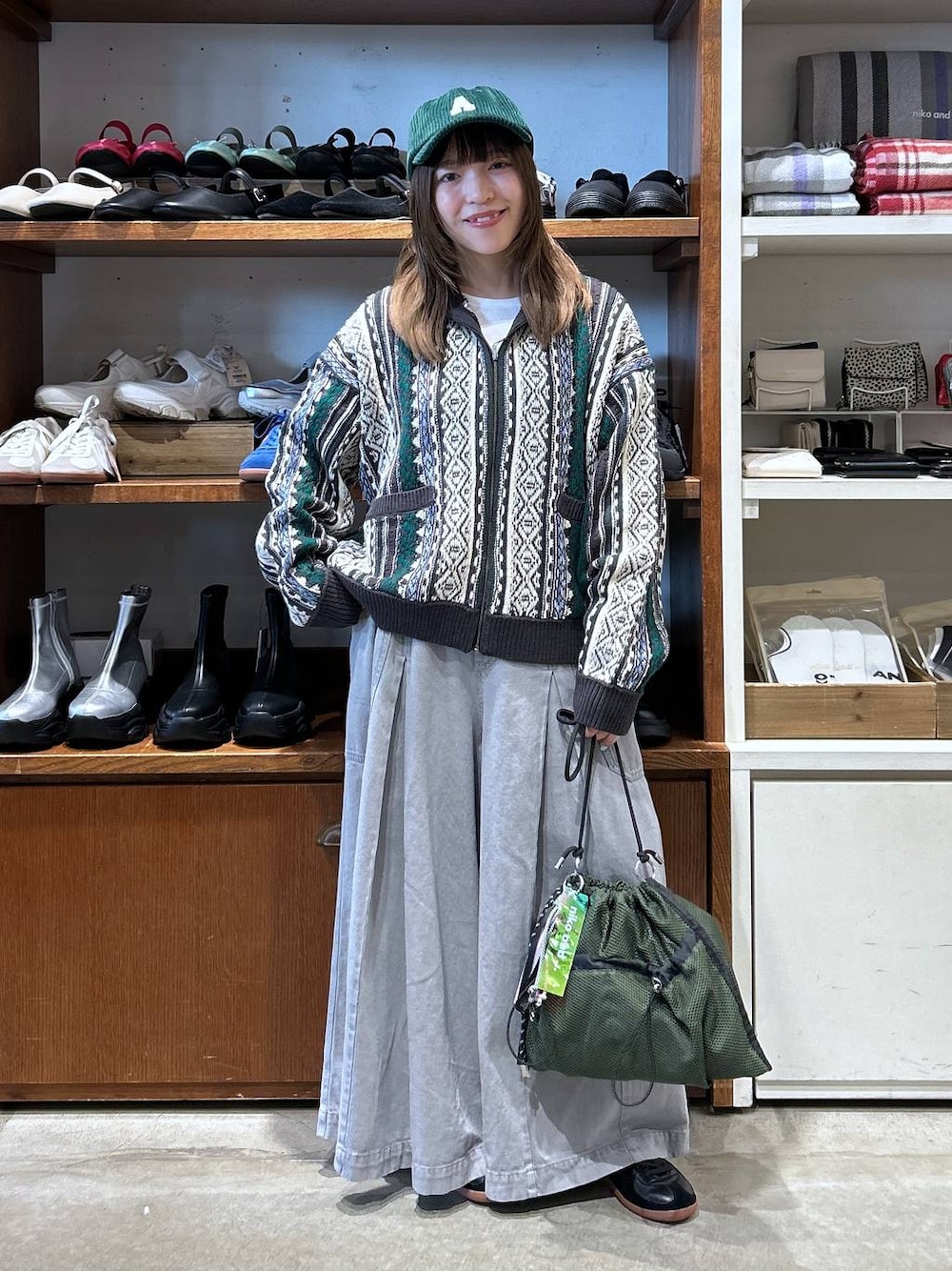 「低身長、カジュアル、体型カバー、休日コーデ、デート/ロマンティック、楽ちんコーデ、春コーデ、女子会、ゆったり、niko and ...、秋コーデ、カーディガン、旅行、テーマパーク、ウエストゴム」｜「niko and...のCOLORマイスターロンTEE（Tシャツ/カットソー、ホワイト系）」を使った、h0peeekoさん（レディース・152cm）の秋コーディネートの1枚目の写真