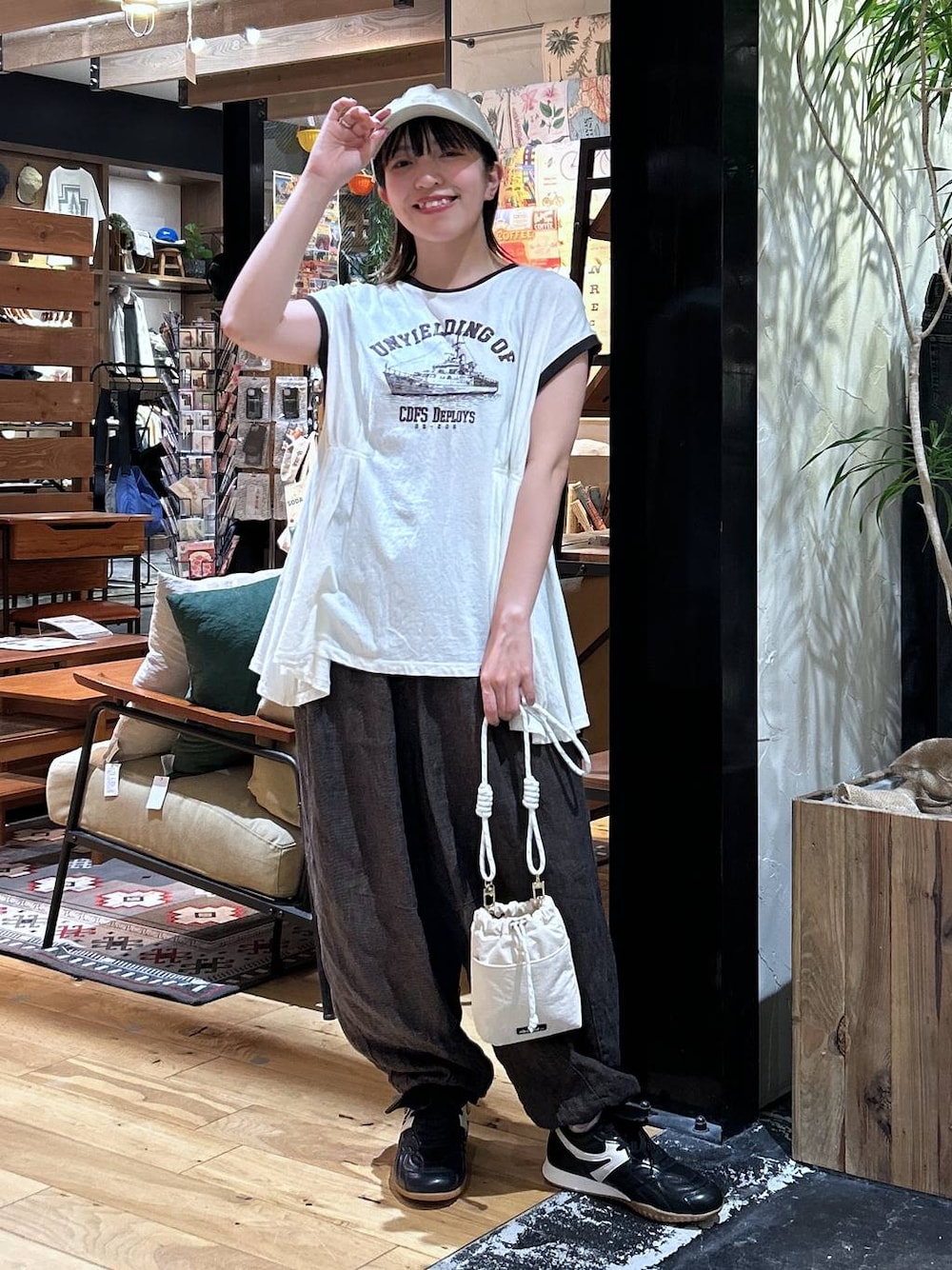 「低身長、カジュアル、体型カバー、休日コーデ、デート/ロマンティック、楽ちんコーデ、春コーデ、女子会、ゆったり、niko and ...、夏コーデ、骨格ウェーブ、リラックス、Tシャツ、キャップ」｜「niko and...のオリジナル細コードショルダー巾着バッグN（ショルダーバッグ、ホワイト系）」を使った、h0peeekoさん（レディース・151cm）の夏コーディネートの1枚目の写真