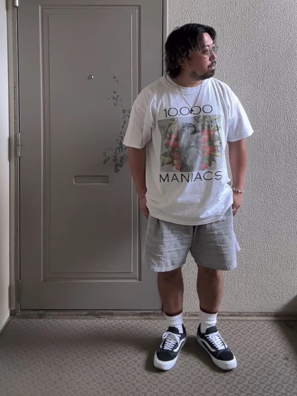 ブラック系のスニーカー、ホワイト系のTシャツ/カットソー、その他のその他パンツを着用したメンズの夏コーディネートの1枚目の写真