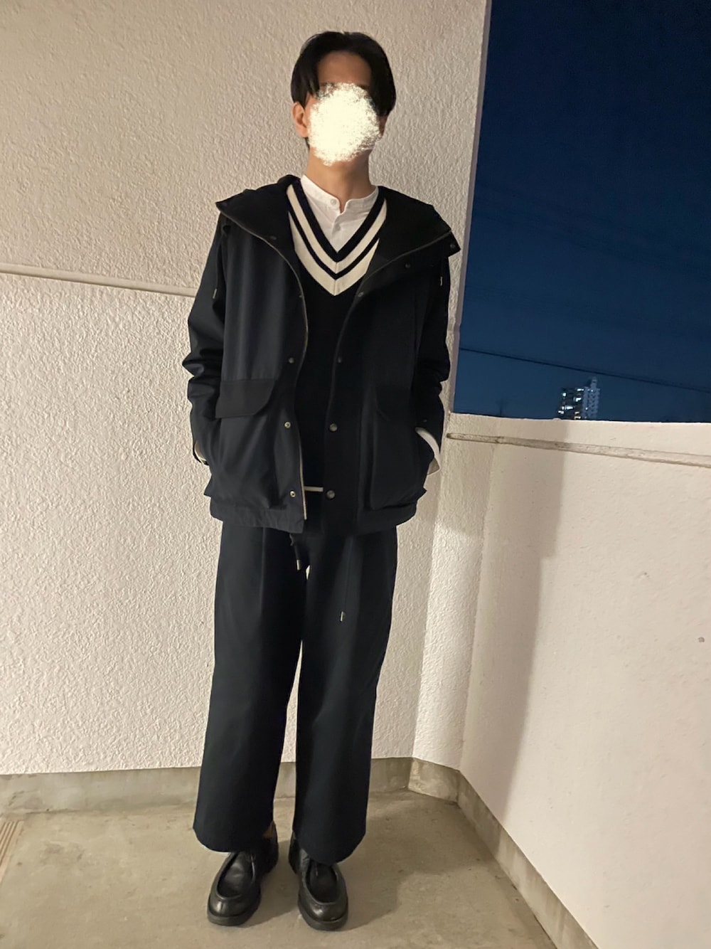 「マウンテンパーカー、Vネックニット、モノトーン」｜「無印良品の洗いざらしオックススタンドカラー長袖シャツ（シャツ/ブラウス、ホワイト系）」を使った、imaimaさん（メンズ・180cm）の冬コーディネートの1枚目の写真
