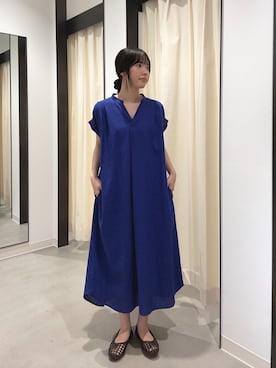「URBAN RESEARCH DOORS（アーバンリサーチドアーズ）のリネンレーヨンスキッパーフレンチワンピース（ワンピース、ブルー系）」を使った、内山千笑さん（レディース・160cm）の夏コーディネート