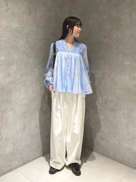 「かぐれ（カグレ）のピグメントダイピンタックブラウス（シャツ/ブラウス、ブルー系）」を使った、内山千笑さん（レディース・160cm）の春コーディネート