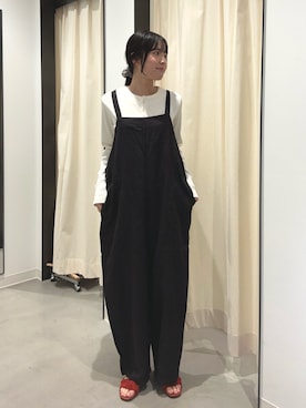 「かぐれ（カグレ）のリネンサロペット（つなぎ/オールインワン、グレー系）」を使った、内山千笑さん（レディース・160cm）の春コーディネート