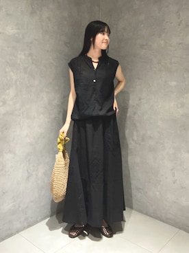 「URBAN RESEARCH DOORS（アーバンリサーチドアーズ）のパッチワーク刺繍ブラウス（シャツ/ブラウス、ブラック系）」を使った、内山千笑さん（レディース・160cm）の春コーディネート