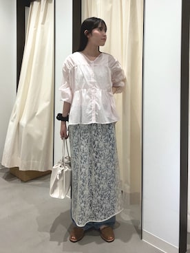 「URBAN RESEARCH DOORS（アーバンリサーチドアーズ）の『UR TECH』コットンギャザーVネックブラウス（シャツ/ブラウス、ピンク系）」を使った、内山千笑さん（レディース・160cm）の春コーディネート