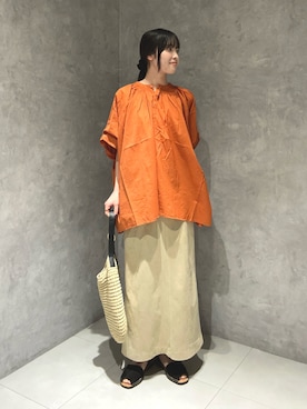 「URBAN RESEARCH DOORS（アーバンリサーチドアーズ）のコットンボイルロールアップスリーブブラウス（シャツ/ブラウス、オレンジ系）」を使った、内山千笑さん（レディース・160cm）の春コーディネート
