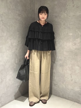 「URBAN RESEARCH DOORS（アーバンリサーチドアーズ）のCotton Frill Blouse（シャツ/ブラウス、ブラック系）」を使った、内山千笑さん（レディース・160cm）の春コーディネート