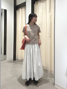 「URBAN RESEARCH DOORS（アーバンリサーチドアーズ）のORCIVAL　EMBROIDERY SHORT-SLEEVE T-SHIRTS（Tシャツ/カットソー、ベージュ系）」を使った、内山千笑さん（レディース・160cm）の春コーディネート