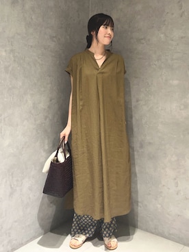 「URBAN RESEARCH DOORS（アーバンリサーチドアーズ）のリネンレーヨンスキッパーフレンチワンピース（ワンピース、ベージュ系）」を使った、内山千笑さん（レディース・160cm）の夏コーディネート