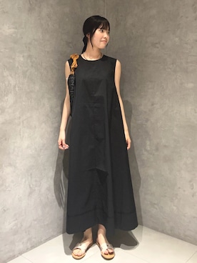 「URBAN RESEARCH DOORS（アーバンリサーチドアーズ）の撥水ノースリーブAラインワンピース（ワンピース、ブラック系）」を使った、内山千笑さん（レディース・160cm）の夏コーディネート