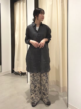 「URBAN RESEARCH DOORS（アーバンリサーチドアーズ）の『WEB/一部店舗限定カラー』ラミーコットンビックシャツ（シャツ/ブラウス、グレー系）」を使った、内山千笑さん（レディース・160cm）の春コーディネート