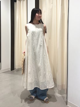 「URBAN RESEARCH DOORS（アーバンリサーチドアーズ）のレースノースリーブワンピース（ワンピース、ベージュ系）」を使った、内山千笑さん（レディース・160cm）の春コーディネート