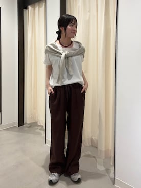 「URBAN RESEARCH DOORS（アーバンリサーチドアーズ）の『UR TECH』汗染み防止ドルマンTシャツ｜夏/機能素材/カットソー/旅行/デイリー（Tシャツ/カットソー、ホワイト系）」を使った、内山千笑さん（レディース・160cm）の春コーディネート