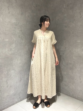 「URBAN RESEARCH DOORS（アーバンリサーチドアーズ）のリネンリヨセルドットワンピース（ワンピース、ベージュ系）」を使った、内山千笑さん（レディース・160cm）の春コーディネート