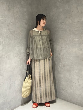 「URBAN RESEARCH DOORS（アーバンリサーチドアーズ）のSoft Crinkle Blouse（シャツ/ブラウス、グレー系）」を使った、内山千笑さん（レディース・160cm）の春コーディネート