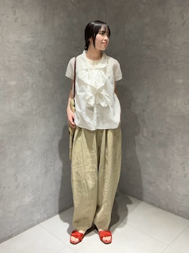 「URBAN RESEARCH DOORS（アーバンリサーチドアーズ）の『別注』AFLOAH×DOORS　フリル刺繍ノースリーブブラウス（シャツ/ブラウス、ホワイト系）」を使った、内山千笑さん（レディース・160cm）の春コーディネート