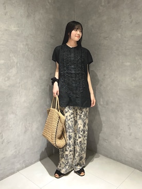 「かぐれ（カグレ）のリネンフリルフレンチシャツ（シャツ/ブラウス、ブラック系）」を使った、内山千笑さん（レディース・160cm）の春コーディネート