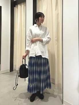 「かぐれ（カグレ）のリネンレギュラーボックスシャツ（シャツ/ブラウス、ホワイト系）」を使った、内山千笑さん（レディース・160cm）の春コーディネート