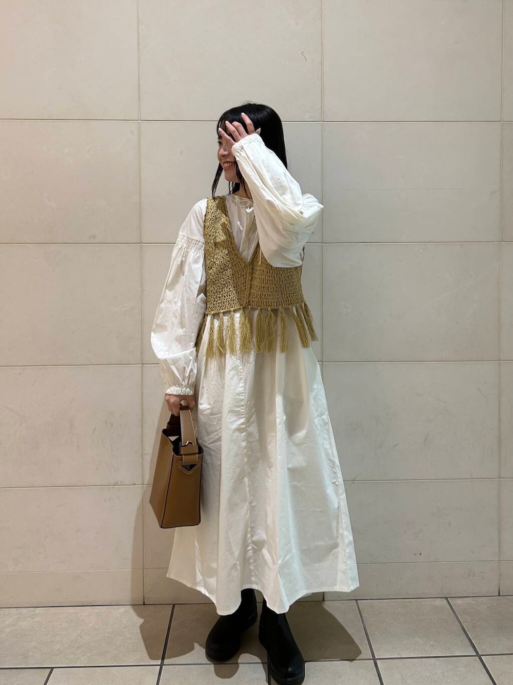 「ワンピース、アーバンリサーチ、デートコーデ、春コーデ、アーバンリサーチドアーズ、newarrival、doors、unfil、ワンピースコーデ、urbanresarchdoors、白ワンピ」｜「BlundstoneのBlundstone　BS510（ブーツ、ブラック系）」を使った、内山千笑さん（レディース・161cm）の春コーディネートの1枚目の写真