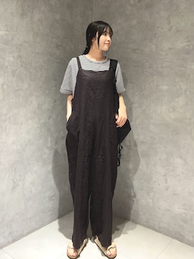「かぐれ（カグレ）のリネンサロペット（つなぎ/オールインワン、グレー系）」を使った、内山千笑さん（レディース・160cm）の春コーディネート