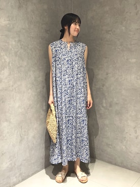 「URBAN RESEARCH DOORS（アーバンリサーチドアーズ）のフラワープリントノースリーブワンピース（ワンピース、ブルー系）」を使った、内山千笑さん（レディース・160cm）の夏コーディネート