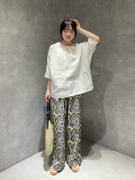 「URBAN RESEARCH DOORS（アーバンリサーチドアーズ）のリネン2WAYブラウス（シャツ/ブラウス、ホワイト系）」を使った、内山千笑さん（レディース・160cm）の春コーディネート