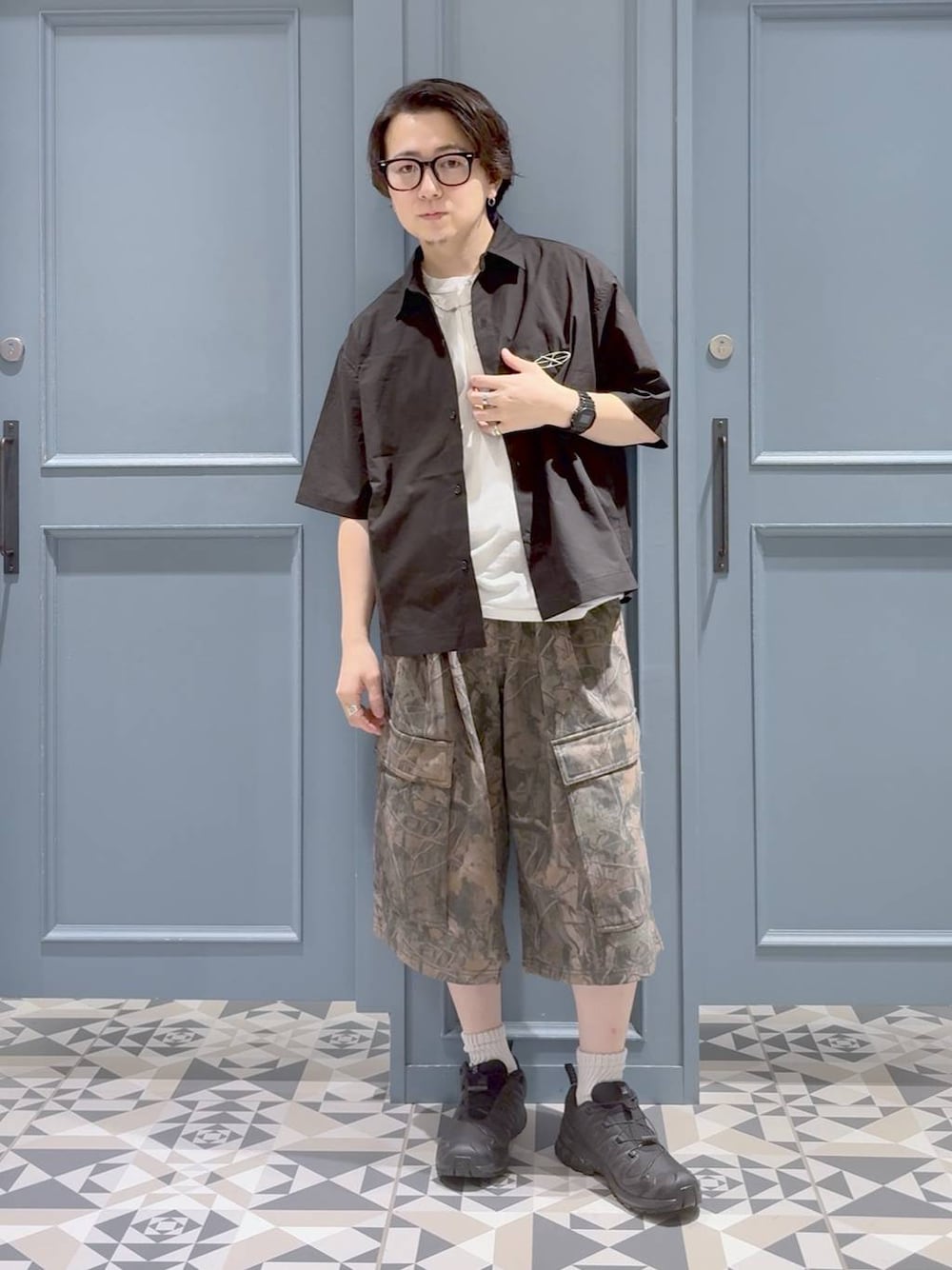 ブラック系のシャツ/ブラウス、ブラウン系のスウェットパンツ、ブラック系のスニーカーを着用したメンズの夏コーディネートの1枚目の写真