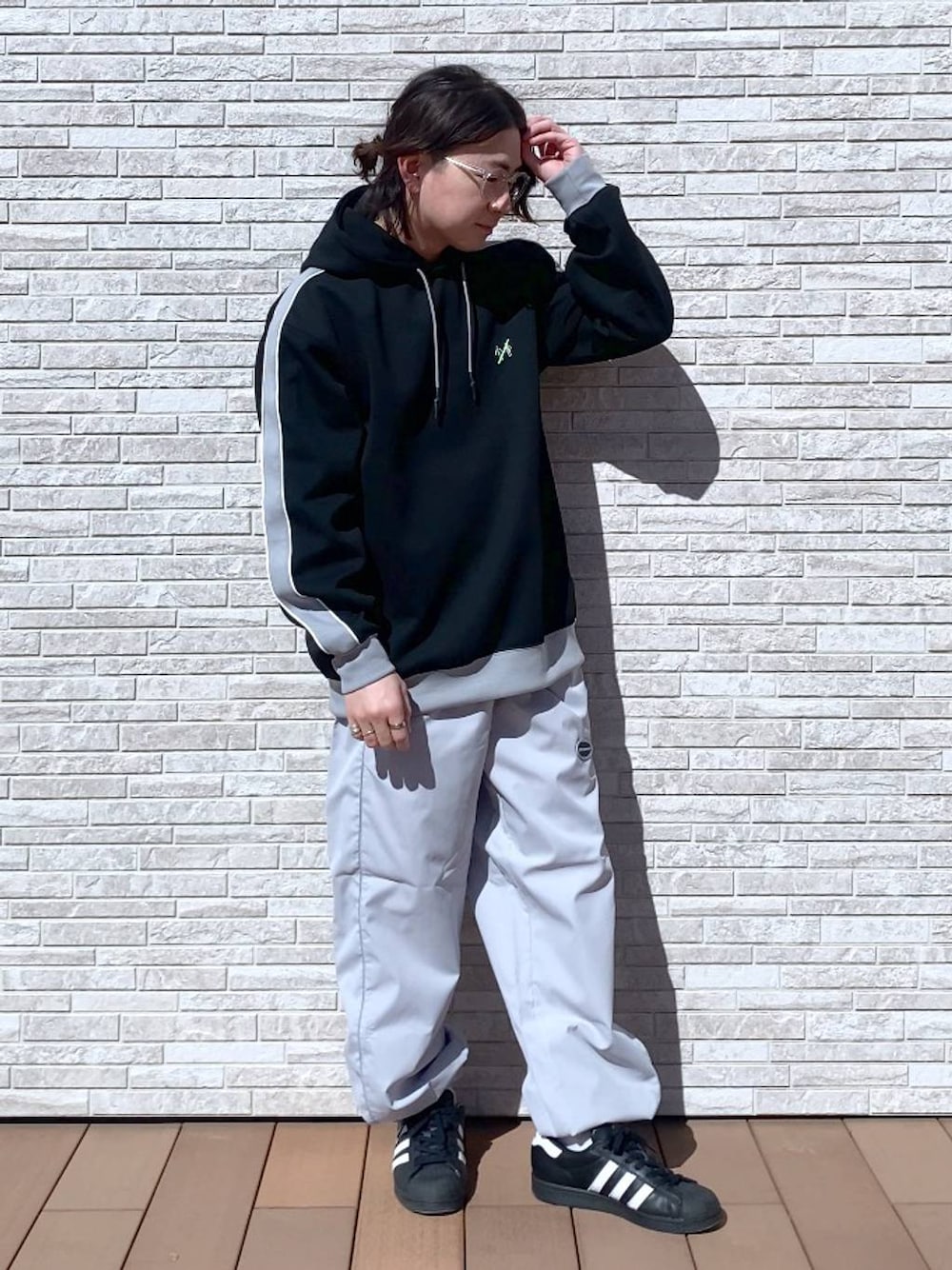 「ゆったり、カジュアル、低身長、休日コーデ、デート/ロマンティック、骨格ストレート、ミリタリー、トラッド、スポーティ、ストリート、RAGEBLUE」｜「PERSON'Sの【PERSON’S/パーソンズ】袖サイドライン/刺繍ロゴルーズプルオーバーパーカー（パーカー、ブラック系）」を使った、はいねさん（メンズ・165cm）の春コーディネートの1枚目の写真