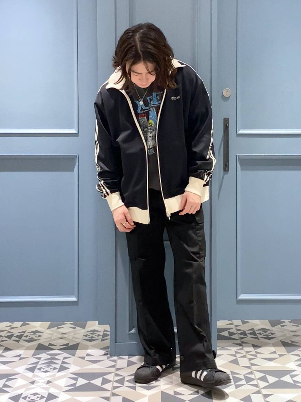 グレー系のTシャツ/カットソー、ブラック系のカーゴパンツ、ホワイト系のネックレスを着用したメンズの春コーディネートの1枚目の写真