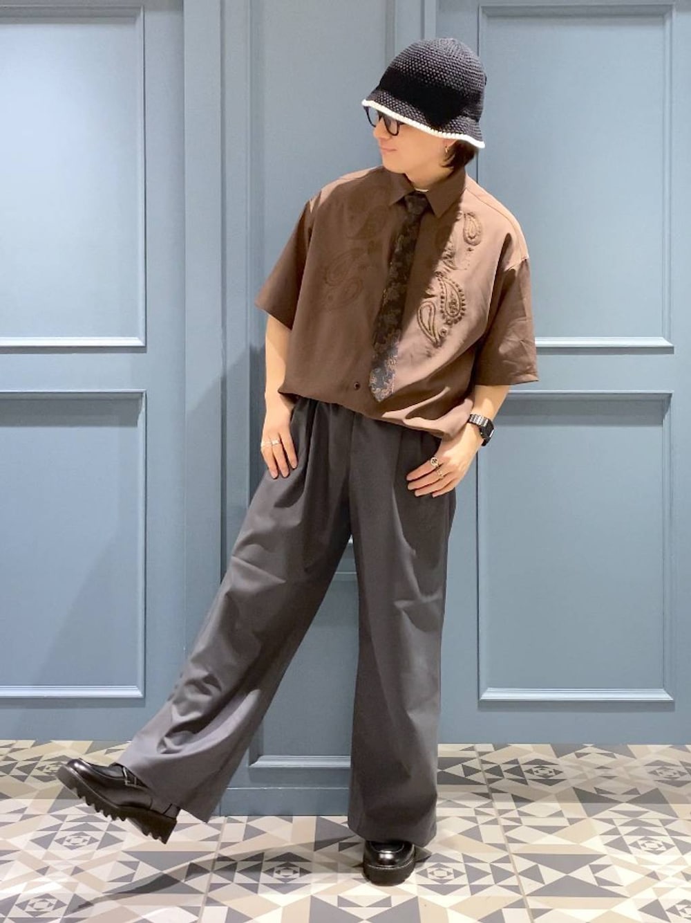 「ゆったり、カジュアル、低身長、休日コーデ、デート/ロマンティック、骨格ストレート、ミリタリー、トラッド、スポーティ、ストリート、RAGEBLUE、シャツ、ワイドパンツ、きれいめ」｜「RAGEBLUEのTR BUGGY WIDE STRAIGHT SLACKS/TRストレッチ/タックバギーストレートワイドスラックス（スラックス、グレー系）」を使った、はいねさん（メンズ・165cm）の夏コーディネートの1枚目の写真