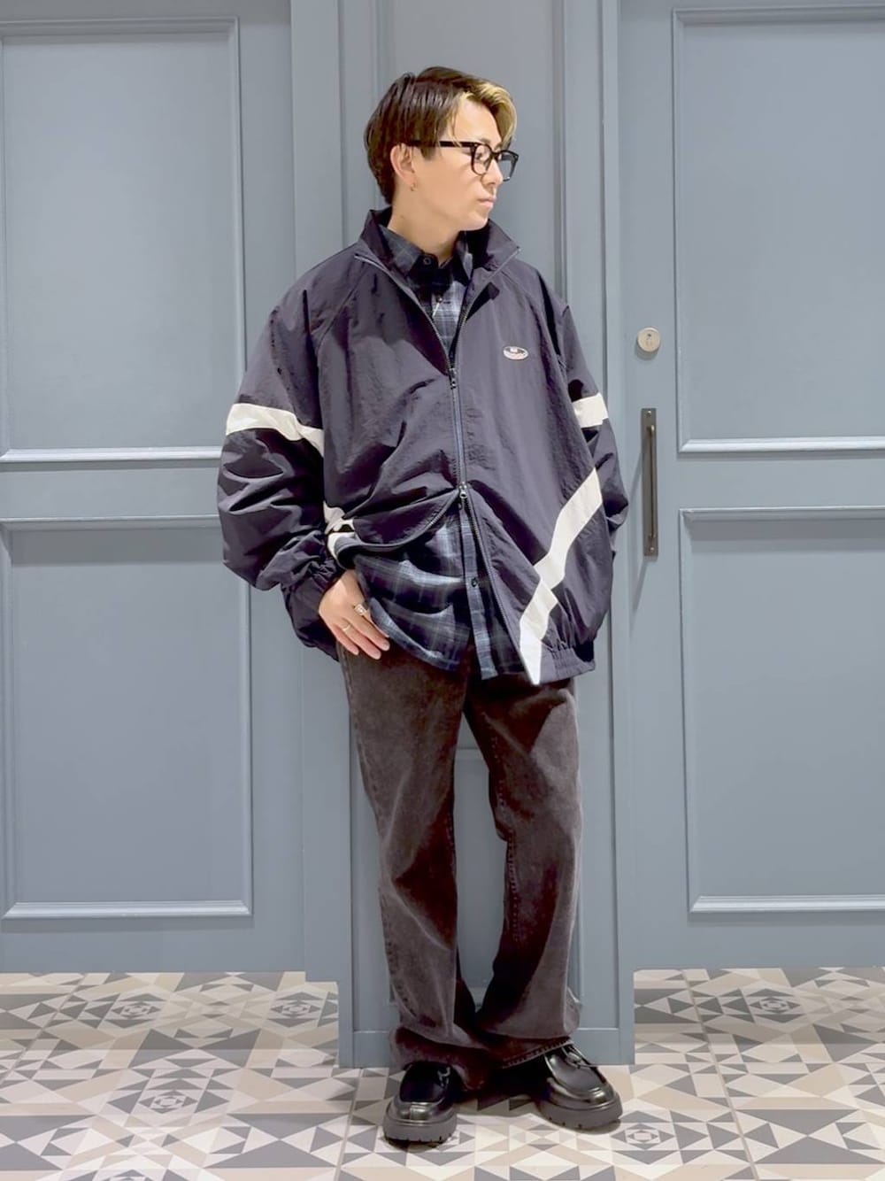 ブルー系のシャツ/ブラウス、ブラック系のデニムパンツ、ブラック系のドレスシューズを着用したメンズの秋コーディネートの1枚目の写真