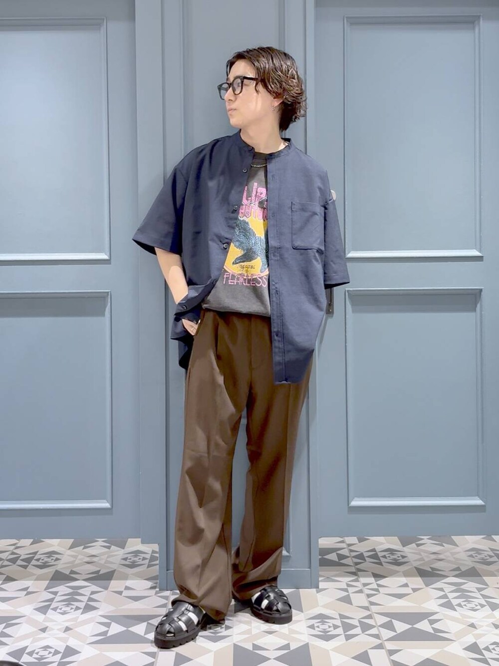 その他のTシャツ/カットソー、ブラック系のサンダル、ブルー系のシャツ/ブラウスを着用したメンズの夏コーディネートの1枚目の写真