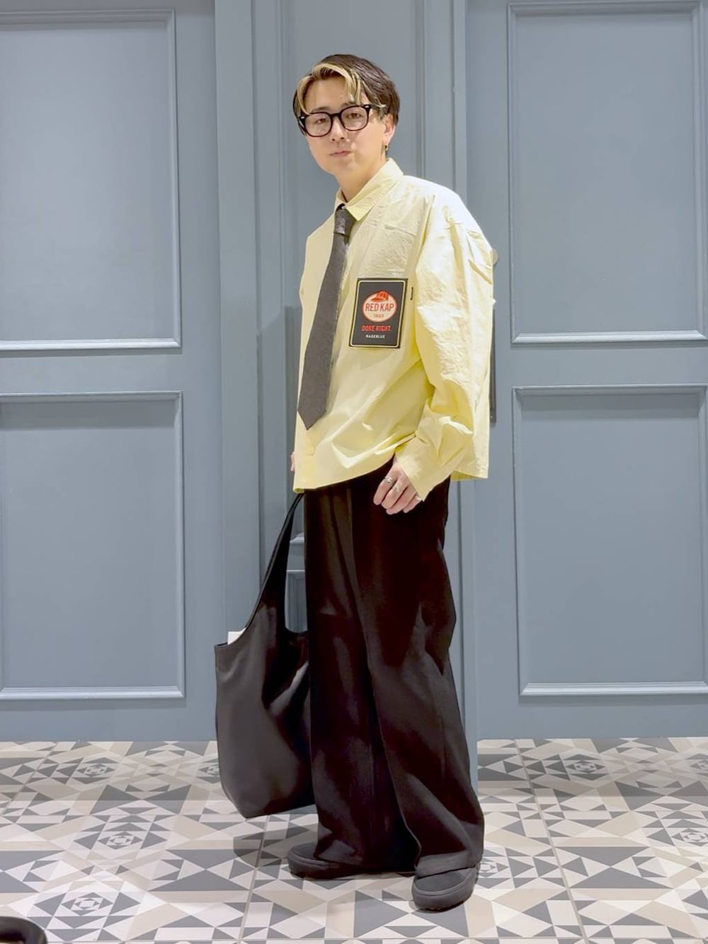 その他のネクタイ、ブラック系のスラックス、ブラック系のスニーカーを着用したメンズの秋コーディネートの1枚目の写真