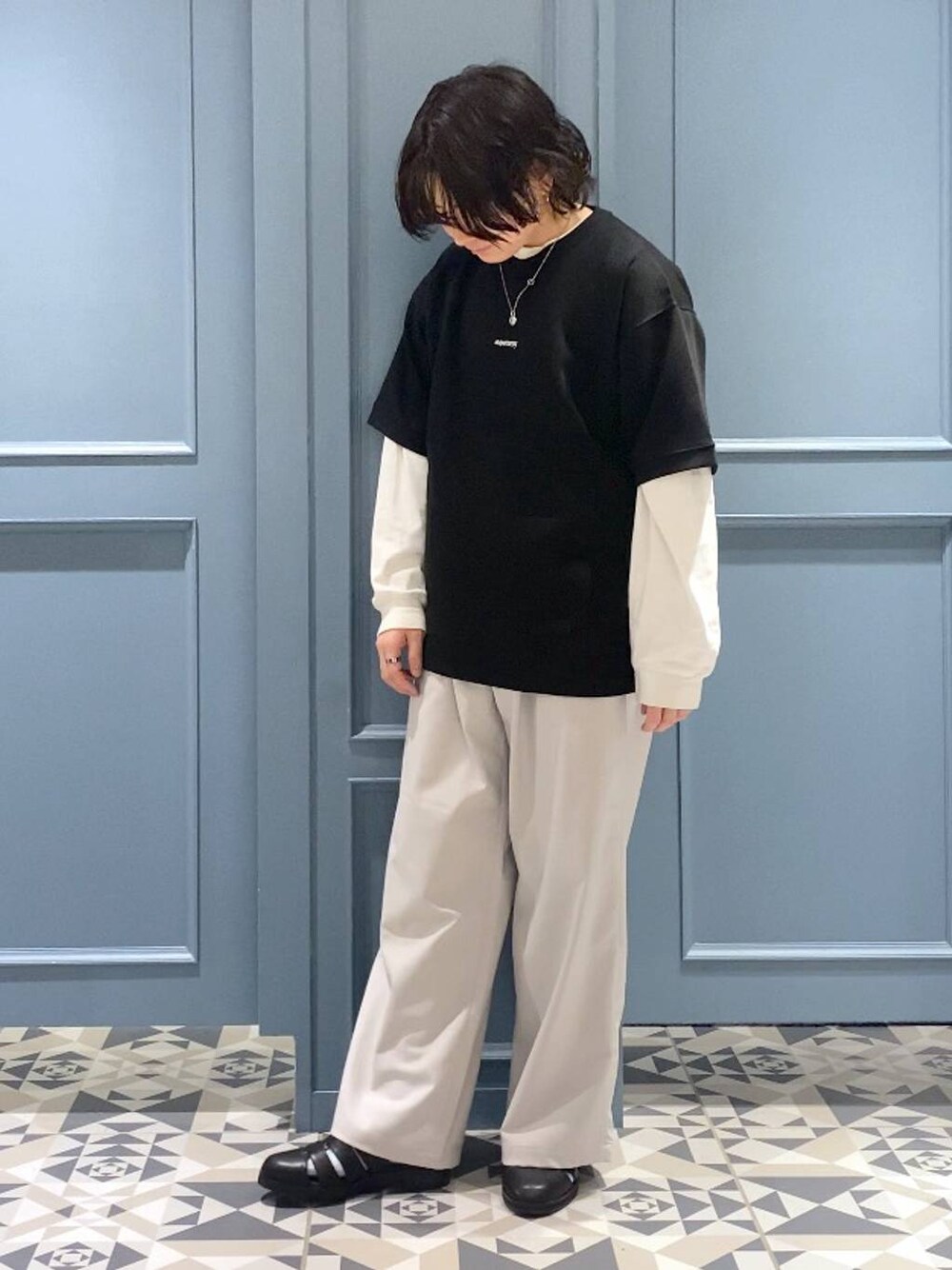 ブラック系のドレスシューズ、ホワイト系のTシャツ/カットソー、ホワイト系のスラックスを着用したメンズの春コーディネートの1枚目の写真