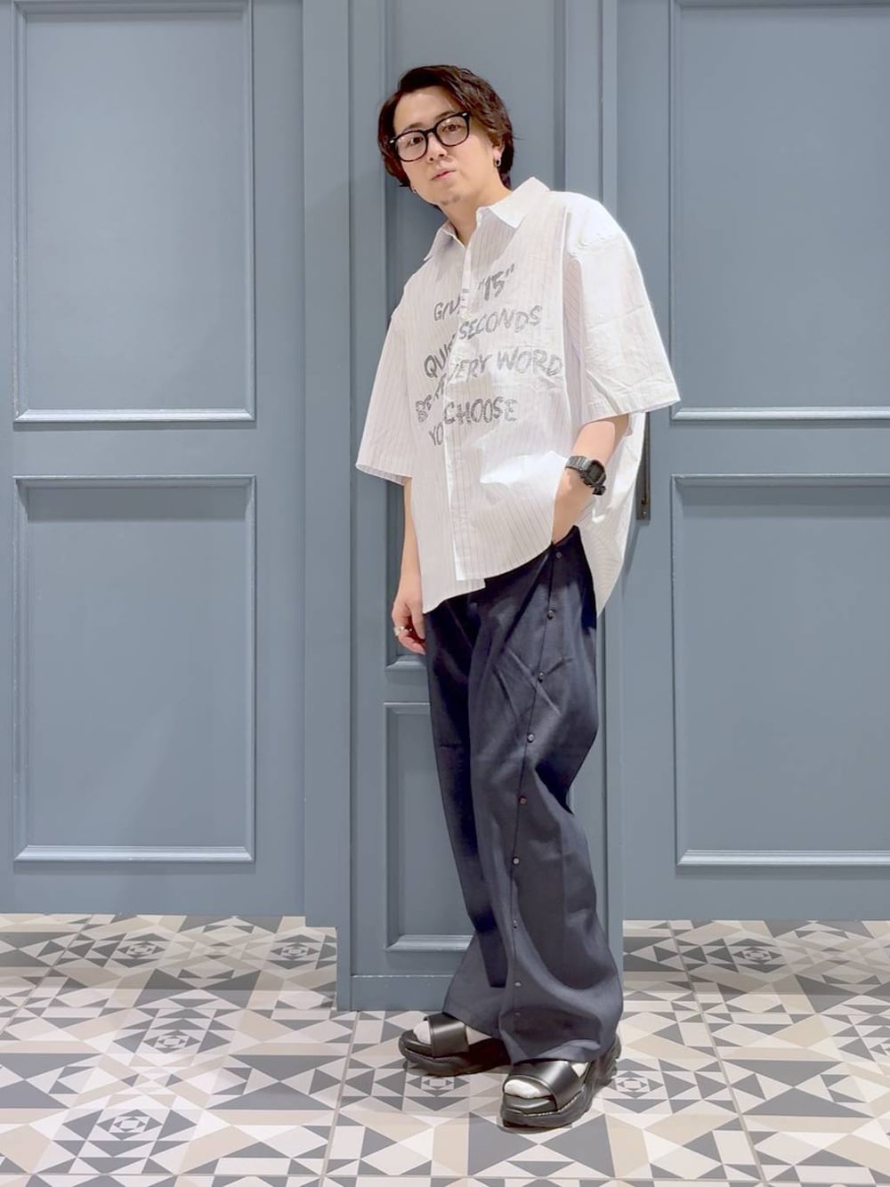 その他のシャツ/ブラウス、ブラック系のサンダル、ブルー系のスラックスを着用したメンズの夏コーディネートの1枚目の写真