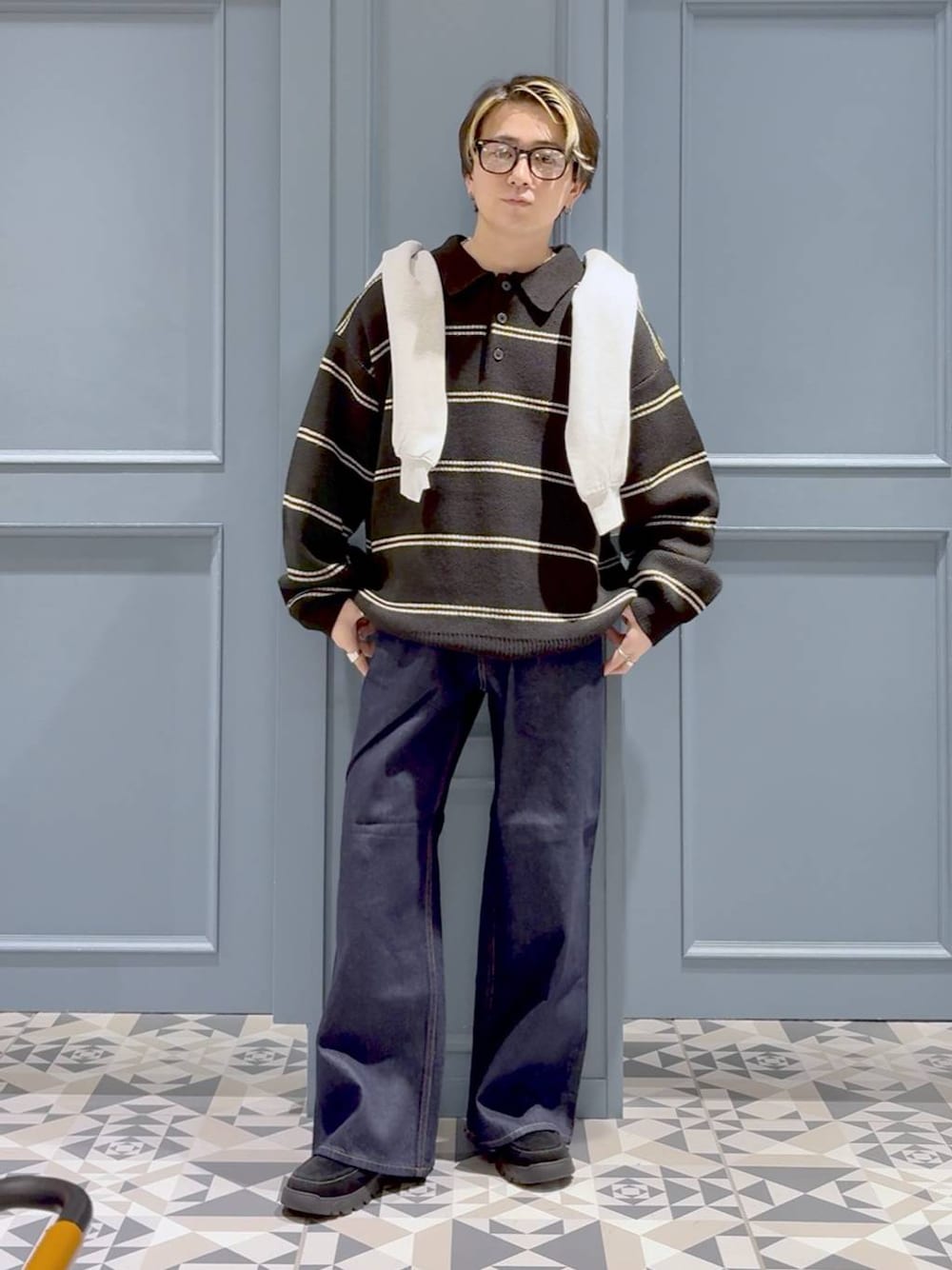 ブルー系のデニムパンツ、その他のスウェット、ブラック系のニット/セーターを着用したメンズの秋コーディネートの1枚目の写真