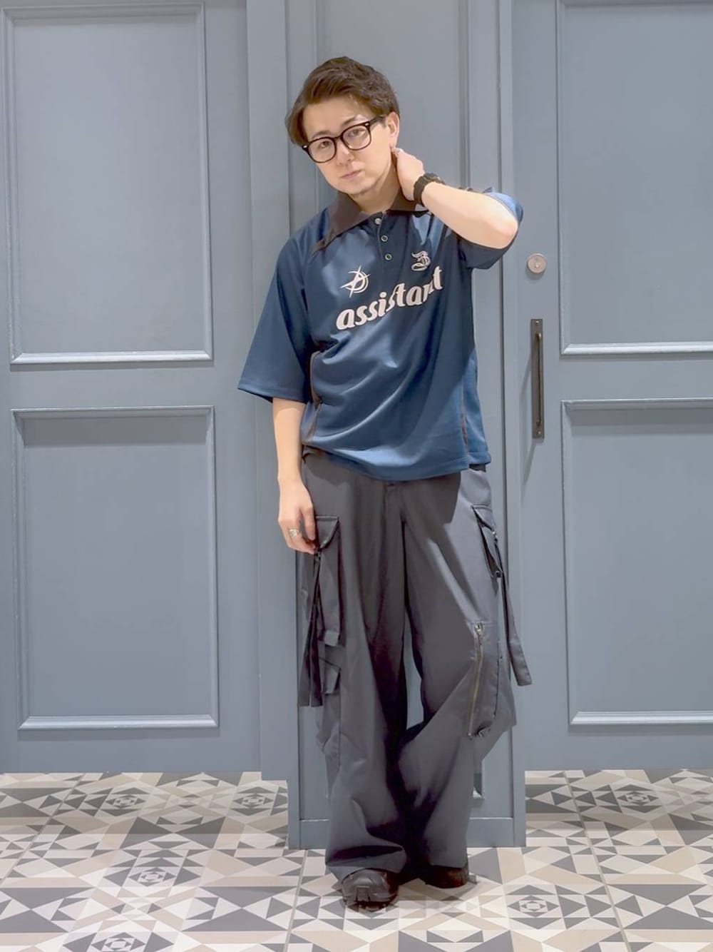ブルー系のTシャツ/カットソー、グレー系のカーゴパンツ、ブラック系のスニーカーを着用したメンズの秋コーディネートの1枚目の写真