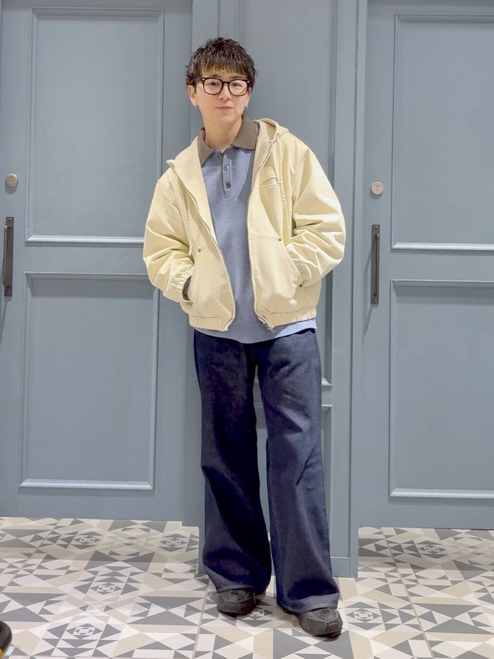 ブルー系のデニムパンツ、ホワイト系のブルゾン、ブルー系のニット/セーターを着用したメンズの冬コーディネートの1枚目の写真