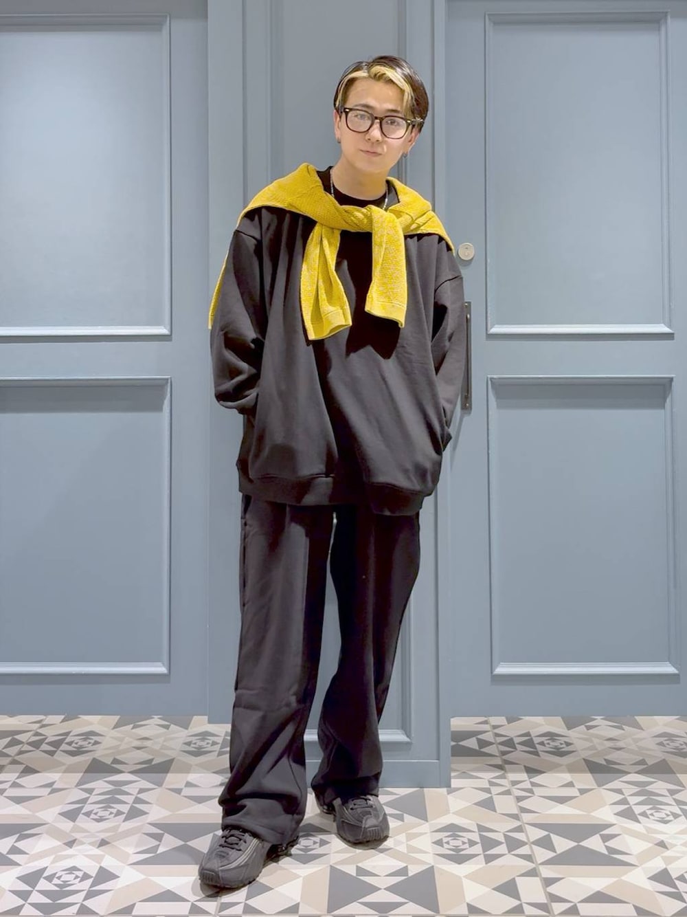 イエロー系のカーディガン/ボレロ、ブラック系のスウェットパンツを着用したメンズの秋コーディネートの1枚目の写真