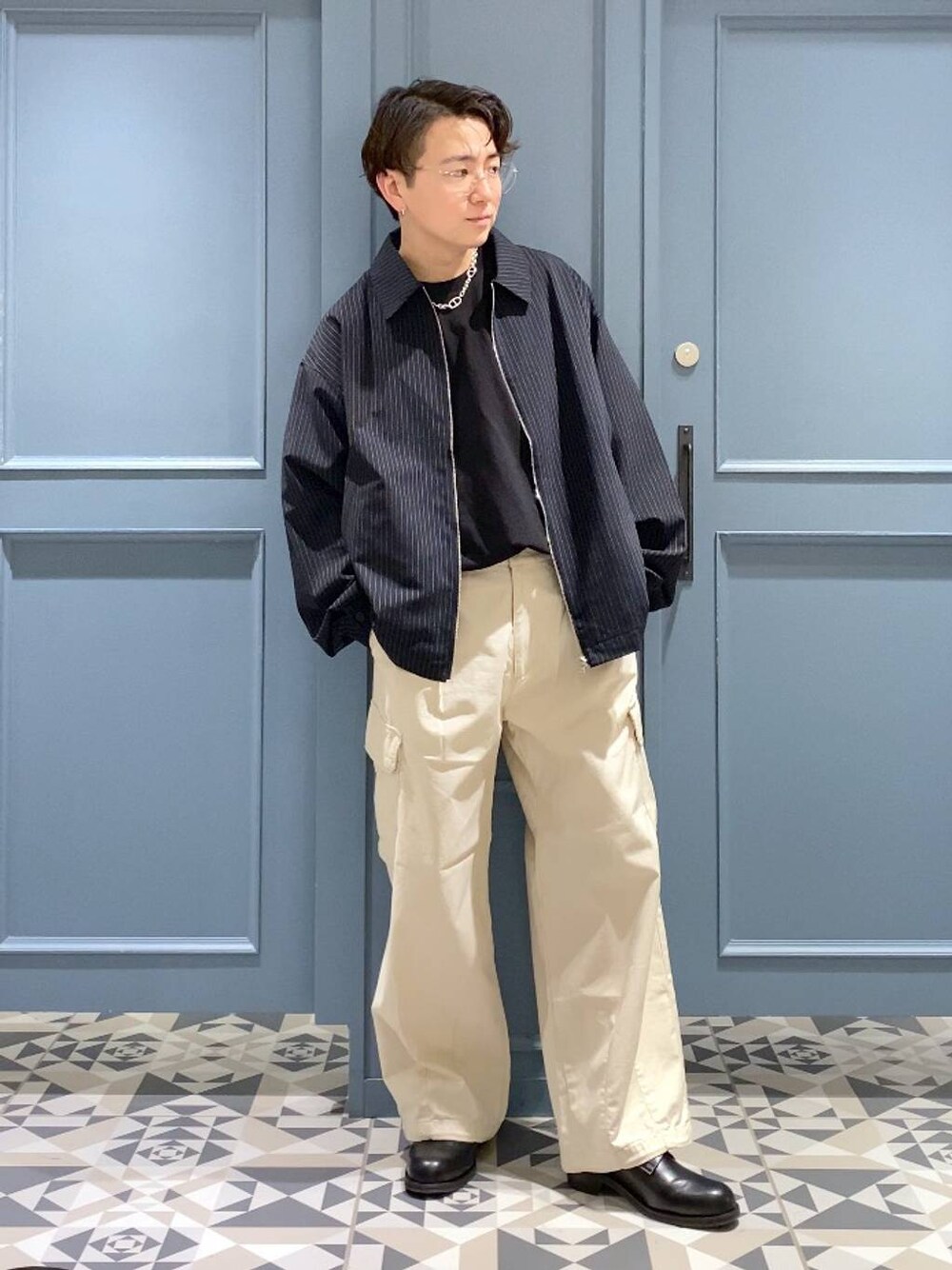 ホワイト系のカーゴパンツ、ブルー系のシャツ/ブラウス、ブラック系のTシャツ/カットソーを着用したメンズの春コーディネートの1枚目の写真
