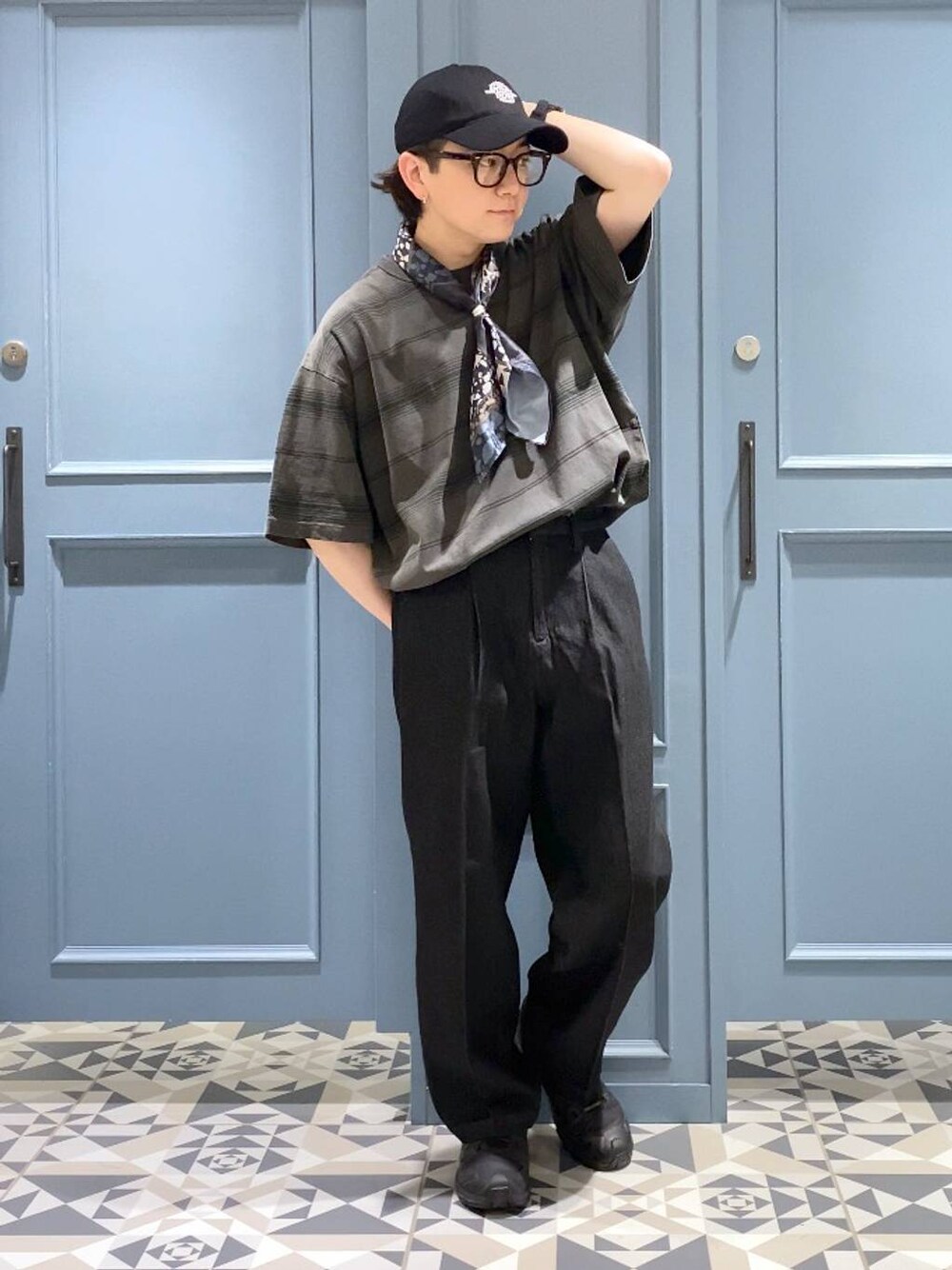 ブラック系のスニーカー、ブラック系のデニムパンツ、グレー系のTシャツ/カットソーを着用したメンズの夏コーディネートの1枚目の写真
