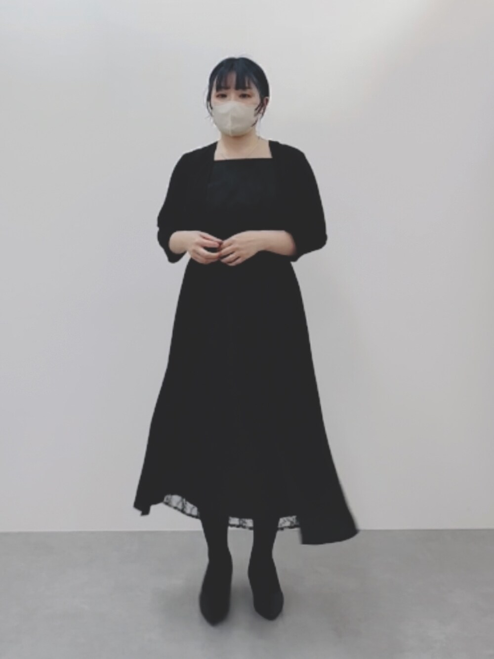 「ニッセングラマー、大きい胸レディースファッション、スタッフ、スタッフコーデ、入卒園、ワンピース、きれいめコーディネート」｜「nissenの【大きい胸専用】【喪服・礼服・パーティ・結婚式・入学・卒業】洗える防しわフロントレース切替スクエアネックデザインワンピース（ワンピース、ブラック系）」を使った、むよさん（レディース・158cm）の冬コーディネートの1枚目の写真